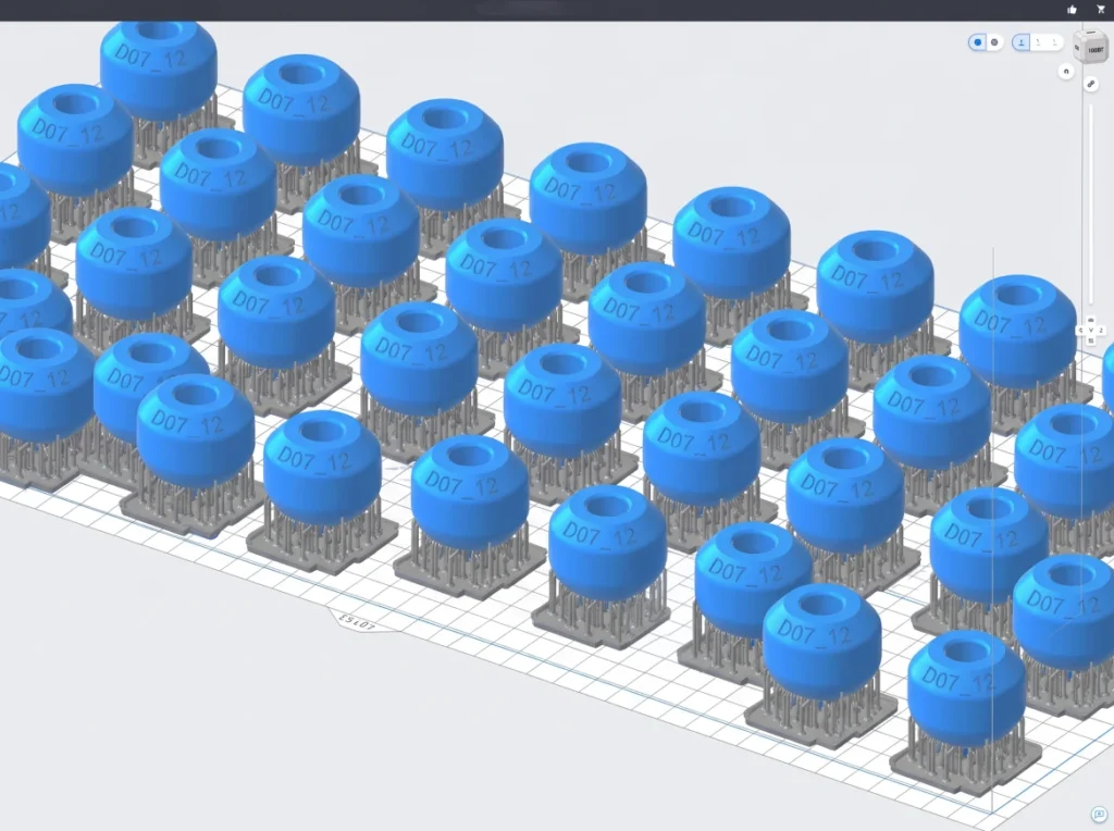 3D-Druck-Ansicht mehrerer additiv gefertigter Rotationsdüsen-Bauteile auf dem Druckbett